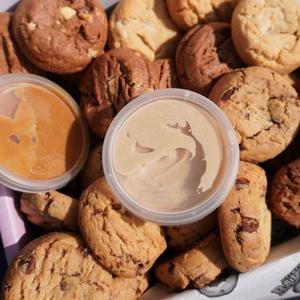 Snackbox 20 Fresh Baked Dipping Cookies + 2 Dips | 600g Cookies | Holmfirth Bakery