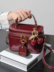 Retro fashion simple makeup box lipstick small square bag, Vintage Vanity Bag, dual-purpose for hand-held or crossbody, with cherry pendant, versatile sweet and cool style niche design handbag, suitable for daily commuting, shopping, etc.