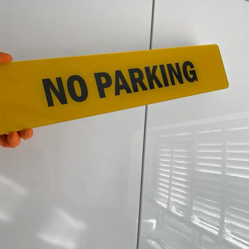 2D SIGN NO PARKING ACRYLIC