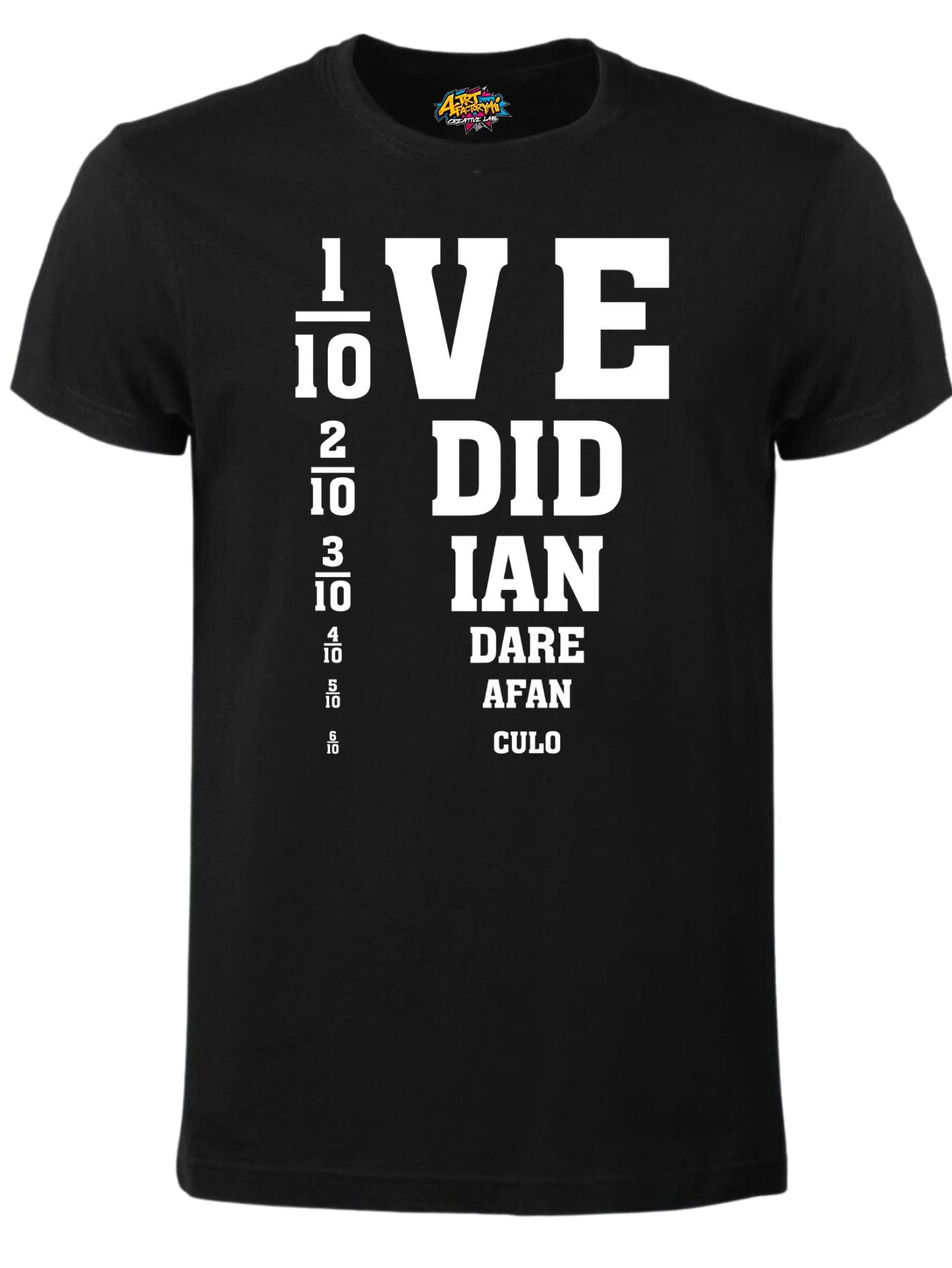 T-shirt Unisex Bianca con Grafica Ironica Effetto Tabella Oculistica Stampa Frontale Nera Ad Alto Contrasto Comfortabile e Versatile per Uso Casual e Feste