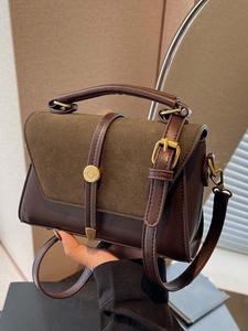 Niche design retro texture brown tone contrast stitching small square bag, fashionable exquisite shoulder handbag small square bag, metal buckle shoulder crossbody bag, suitable for daily travel, shopping, dating, etc.