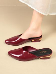 Women's spring and summer elegant pointed low-heel mule slippers, square-heel low-heel pointed half-coverage sandals, made of rubber, suitable for work commutes, office, dating, parties, vacations, or the beach, available in wine red, beige, and black.